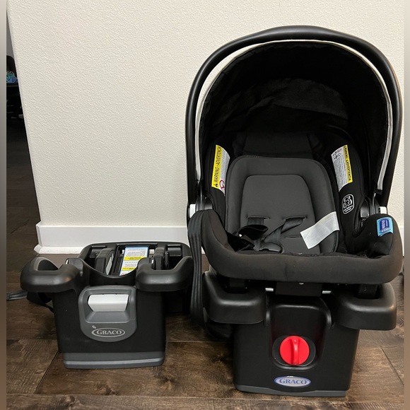 Newborn car seat and base - Picture 3 of 3